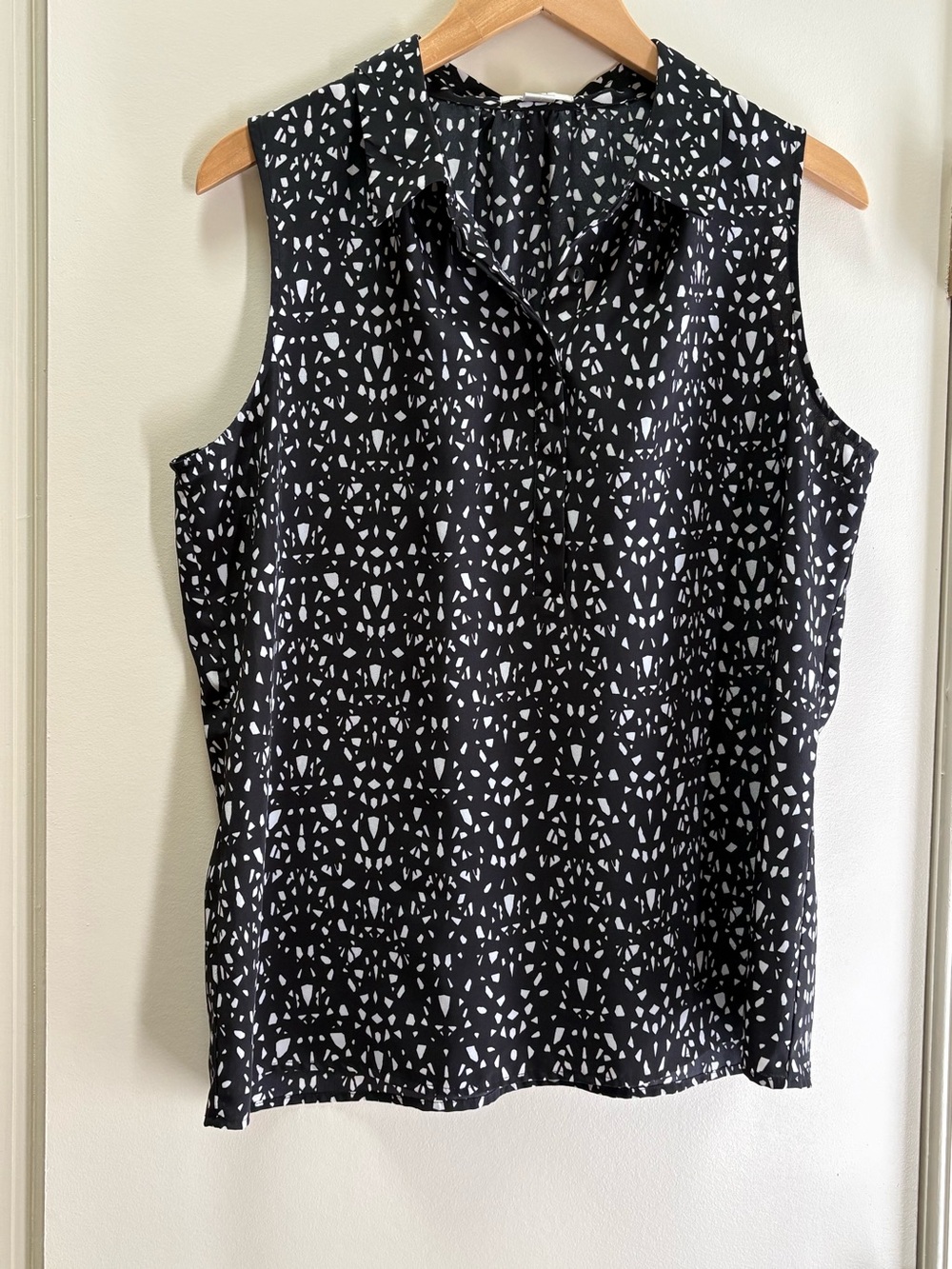 LOFT Black and White Sleeveless Button Front Blouse Top